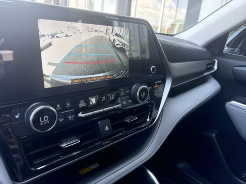 Used 2024 Toyota Highlander XLE FWD image 9