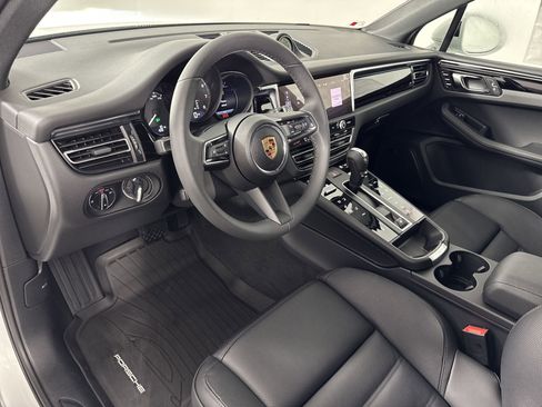 Certified 2025 Porsche Macan image 4