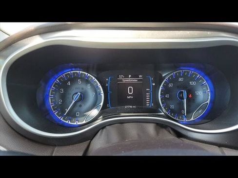 Used 2017 Chrysler Pacifica Touring-L w/ Tire & Wheel Group FWD image 6