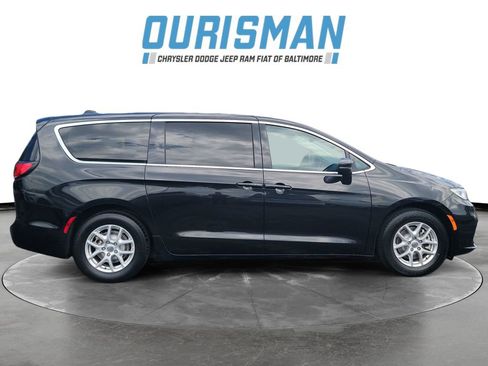 Used 2023 Chrysler Pacifica Touring-L FWD image 7