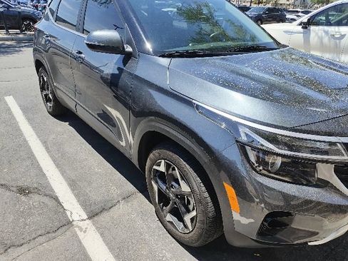 Certified 2025 Kia Seltos EX w/ EX Sunroof Package FWD image 8