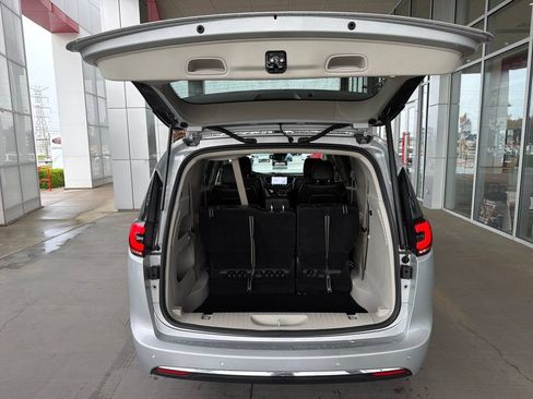 Used 2024 Chrysler Pacifica Touring-L FWD image 25
