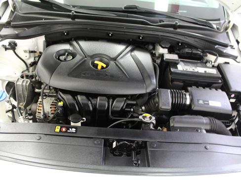 Used 2018 Hyundai Elantra GT FWD image 29