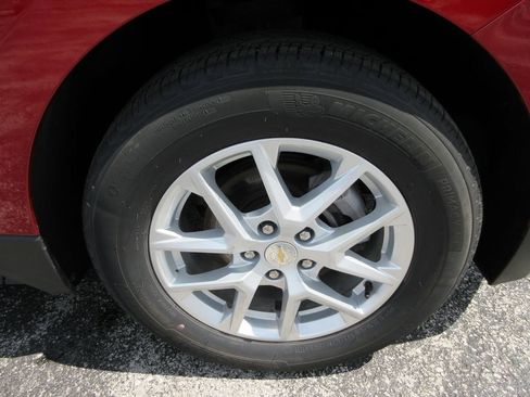 Used 2024 Chevrolet Equinox LT w/ LPO, Floor Liner Package FWD image 9