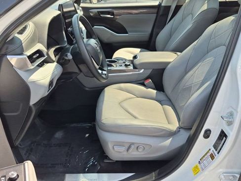 Certified 2025 Toyota Highlander Platinum AWD/4WD image 8