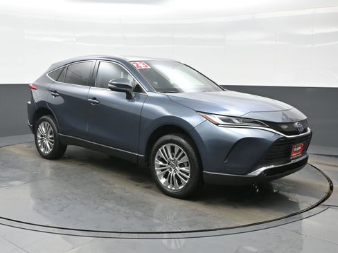 Used 2023 Toyota Venza XLE image 8