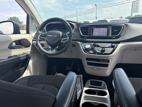 Used 2023 Chrysler Voyager LX FWD image 25