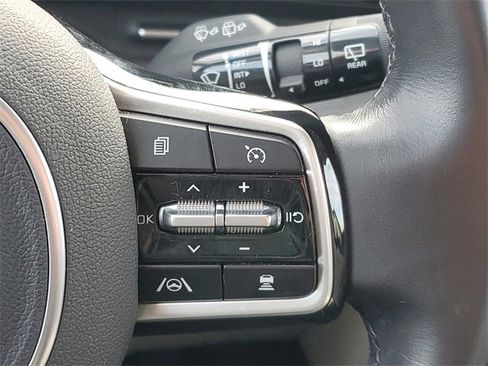 Certified 2023 Kia Carnival EX image 24