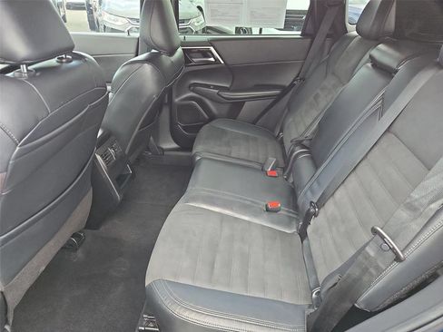 Used 2022 Mitsubishi Outlander SE FWD image 16