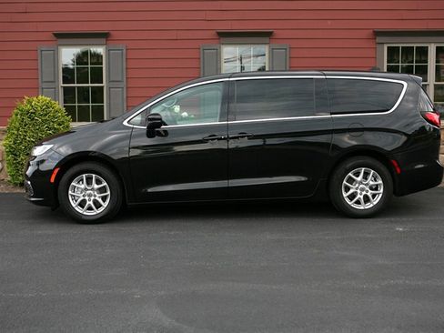 Used 2023 Chrysler Pacifica Touring-L FWD image 4