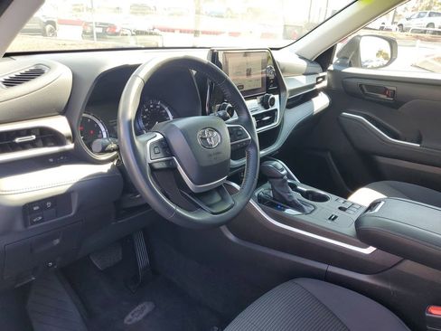 Used 2024 Toyota Highlander LE image 8