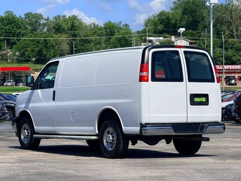 Used 2018 Chevrolet Express 2500 w/ Driver Convenience Package RWD image 2