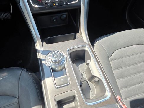 Used 2017 Ford Fusion SE w/ Fusion SE Technology Package image 16