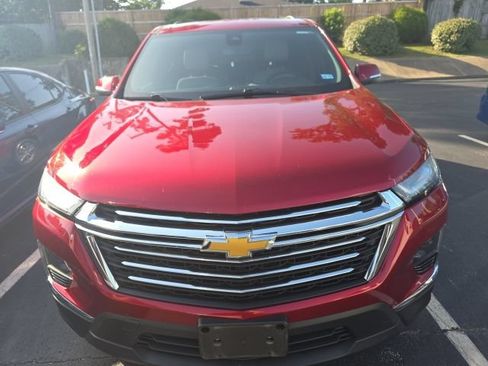 Used 2023 Chevrolet Traverse LT FWD image 2