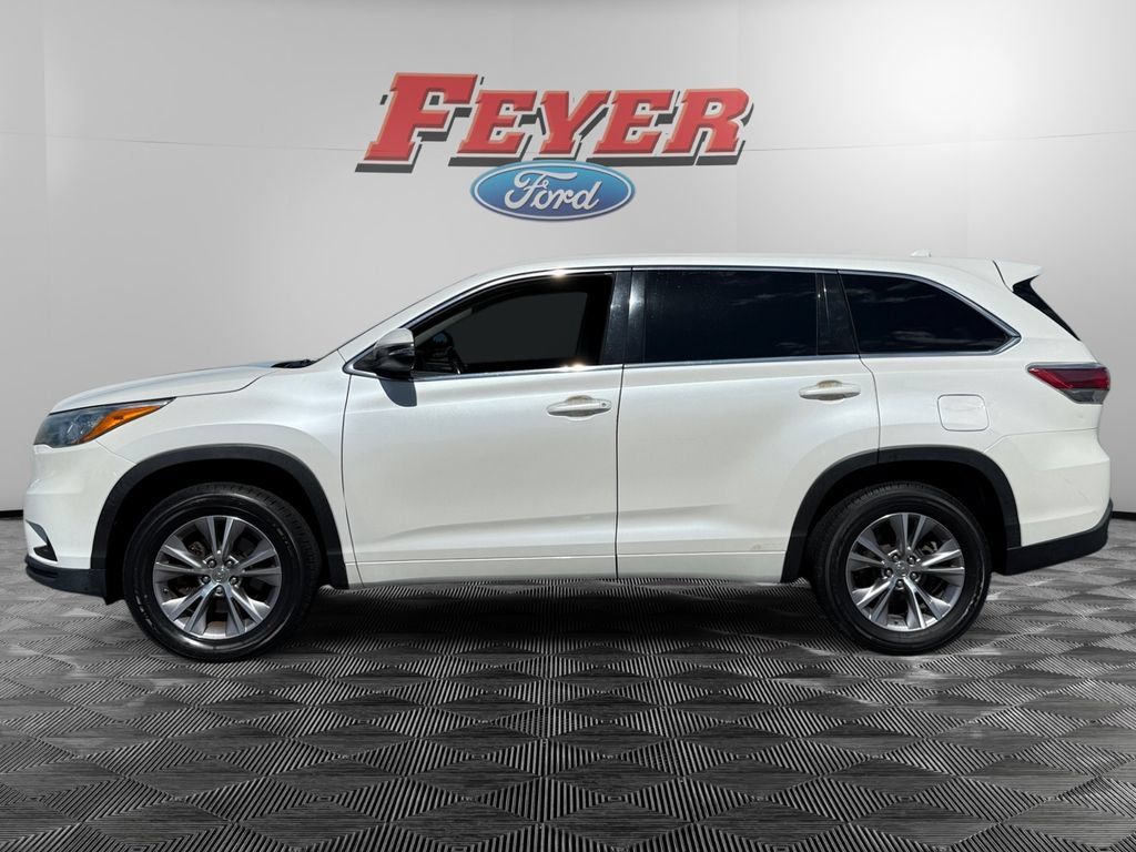 Used 2015 Toyota Highlander Plus FWD image 2