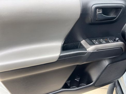 Used 2019 Toyota Tacoma SR5 AWD/4WD image 13