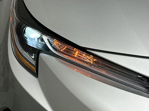 Used 2025 Toyota Corolla LE FWD image 12