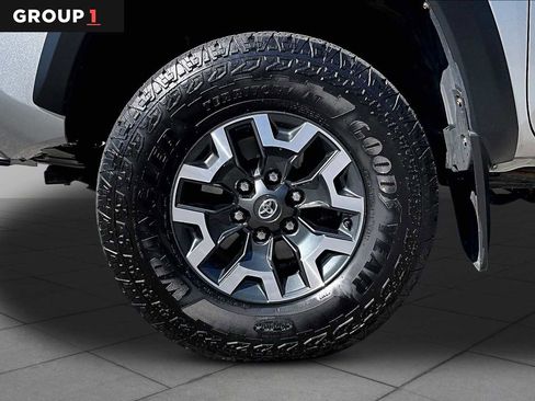 Used 2022 Toyota Tacoma TRD Off-Road w/ Technology Package AWD/4WD image 11