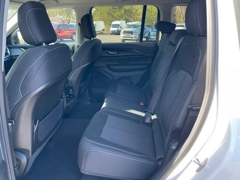 Used 2023 Jeep Grand Cherokee Laredo w/ Luxury Tech Group I AWD/4WD image 11