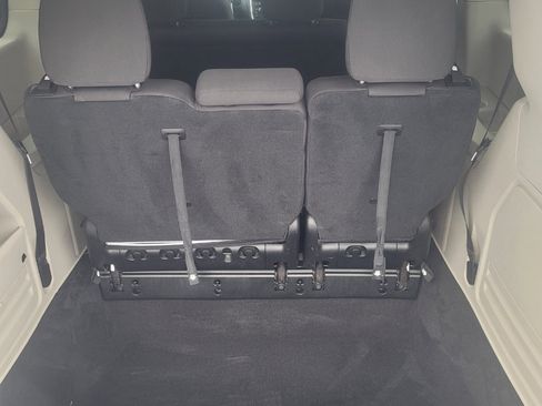 Used 2018 Dodge Grand Caravan SE w/ UConnect Hands-Free Group image 28