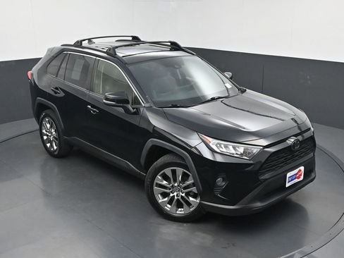 Used 2019 Toyota RAV4 XLE Premium w/ Cold Weather Package AWD/4WD image 33