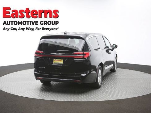 Used 2023 Chrysler Pacifica Touring-L FWD image 41