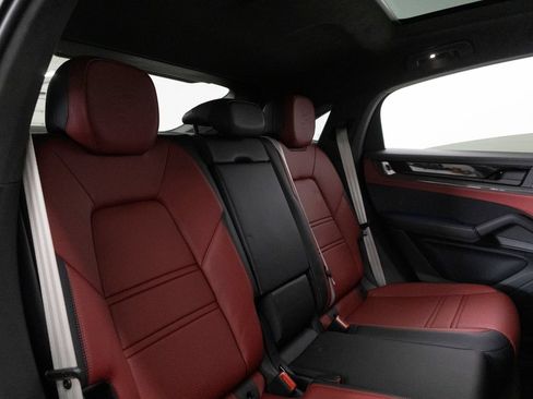 Used 2026 Porsche Cayenne GTS AWD/4WD image 36