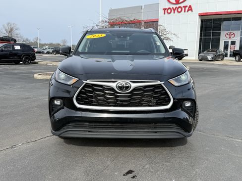 Used 2023 Toyota Highlander XLE image 2