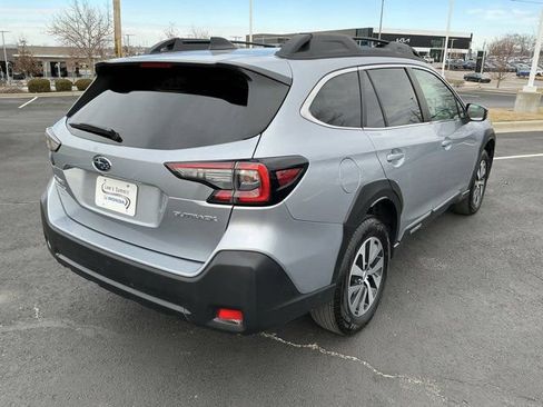 Used 2025 Subaru Outback Premium image 3