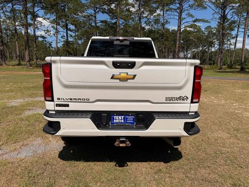 Used 2024 Chevrolet Silverado 2500 High Country w/ Technology Package AWD/4WD image 4