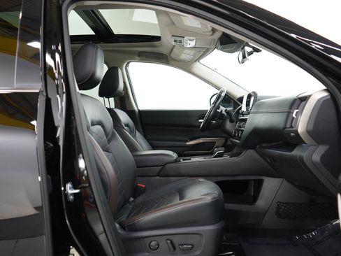 Used 2023 Nissan Pathfinder Platinum image 12