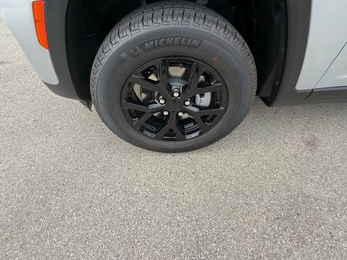 New 2025 Jeep Grand Cherokee Altitude image 31