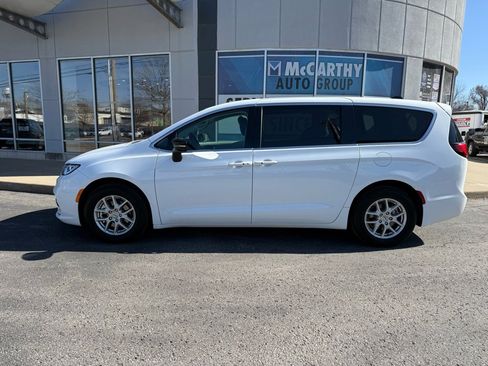 Used 2024 Chrysler Pacifica Touring-L image 8