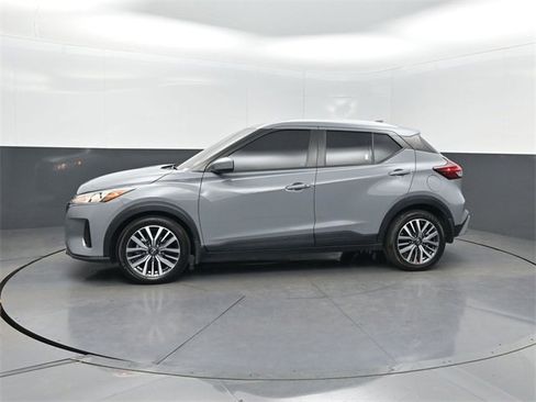 Used 2023 Nissan Kicks SV image 2