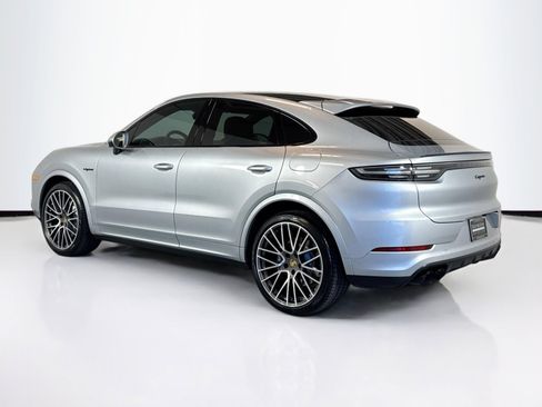 Used 2022 Porsche Cayenne E-Hybrid image 3
