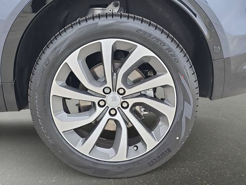 Used 2025 Land Rover Discovery Sport Dynamic SE AWD/4WD image 35