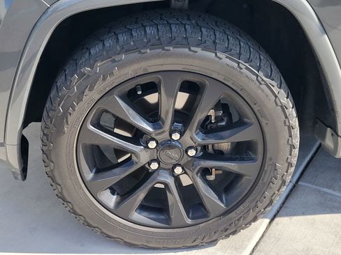 Used 2021 Jeep Grand Cherokee Laredo X AWD/4WD image 9