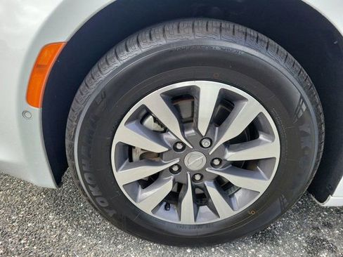 Used 2020 Chrysler Pacifica Touring-L Plus w/ Advanced Safetytec Group FWD image 17