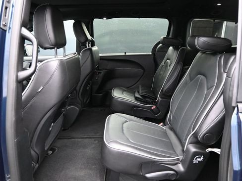 Used 2025 Chrysler Pacifica Limited FWD image 24