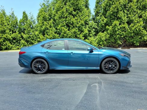 Used 2025 Toyota Camry SE FWD image 2