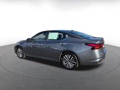 Used 2025 Nissan Altima 2.5 SV FWD image 10