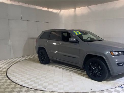 Used 2022 Jeep Grand Cherokee Laredo X image 2