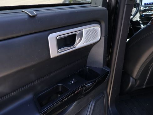 Used 2022 Ford Explorer Platinum w/ Equipment Group 601A AWD/4WD image 13