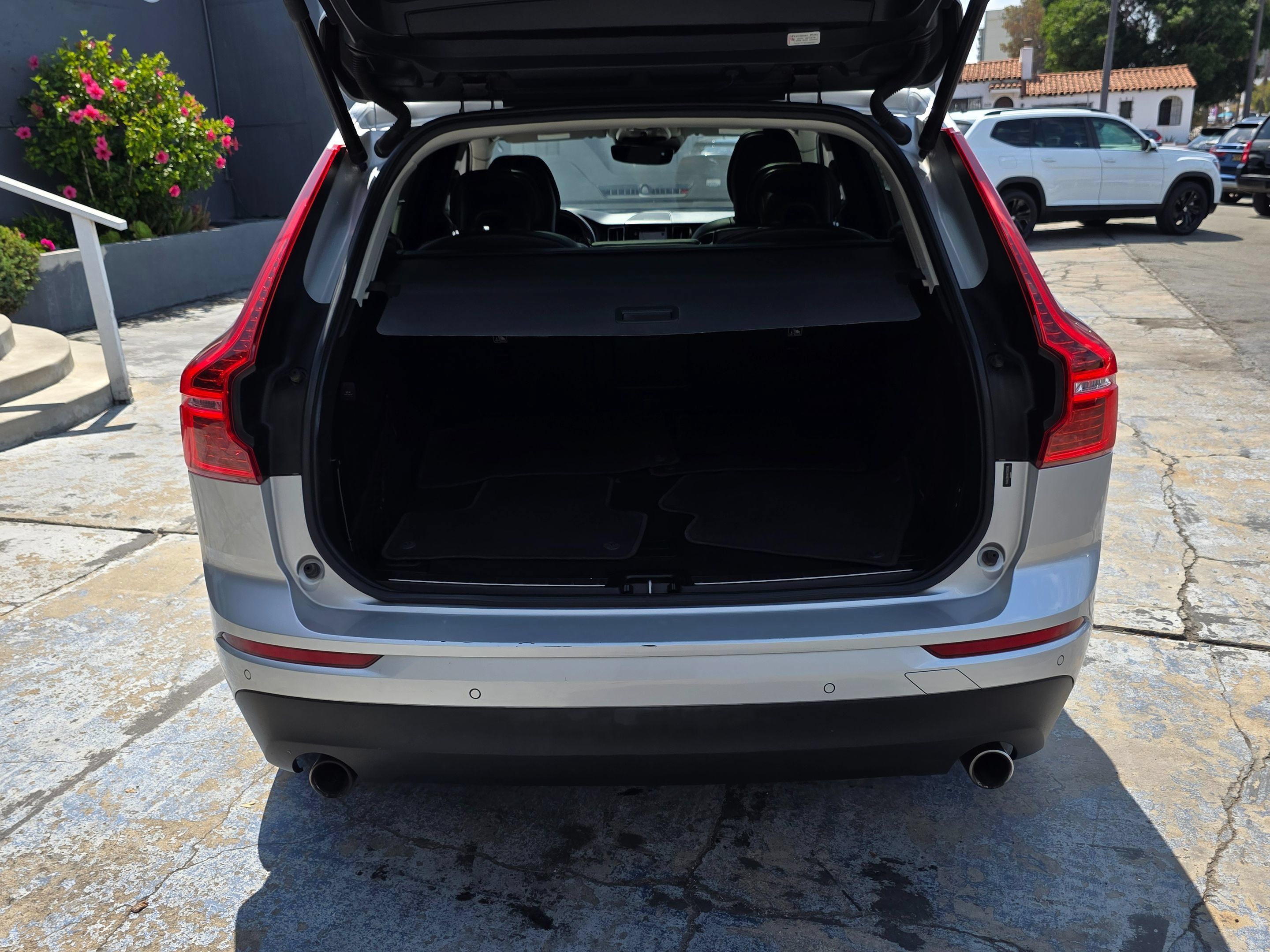 Used 2019 Volvo XC60 T6 Momentum w/ Multimedia Package AWD/4WD image 19