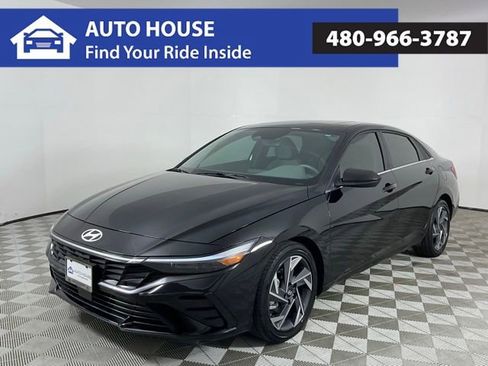 Used 2025 Hyundai Elantra SEL image 1