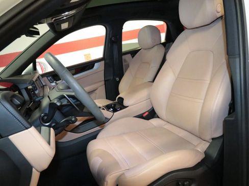 Used 2025 Porsche Cayenne Coupe image 12