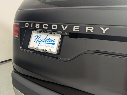 Used 2025 Land Rover Discovery S image 8