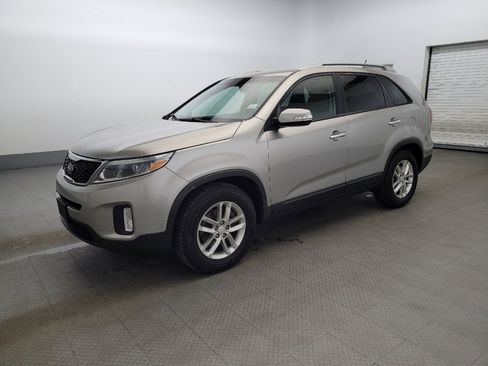 Used 2015 Kia Sorento LX image 2