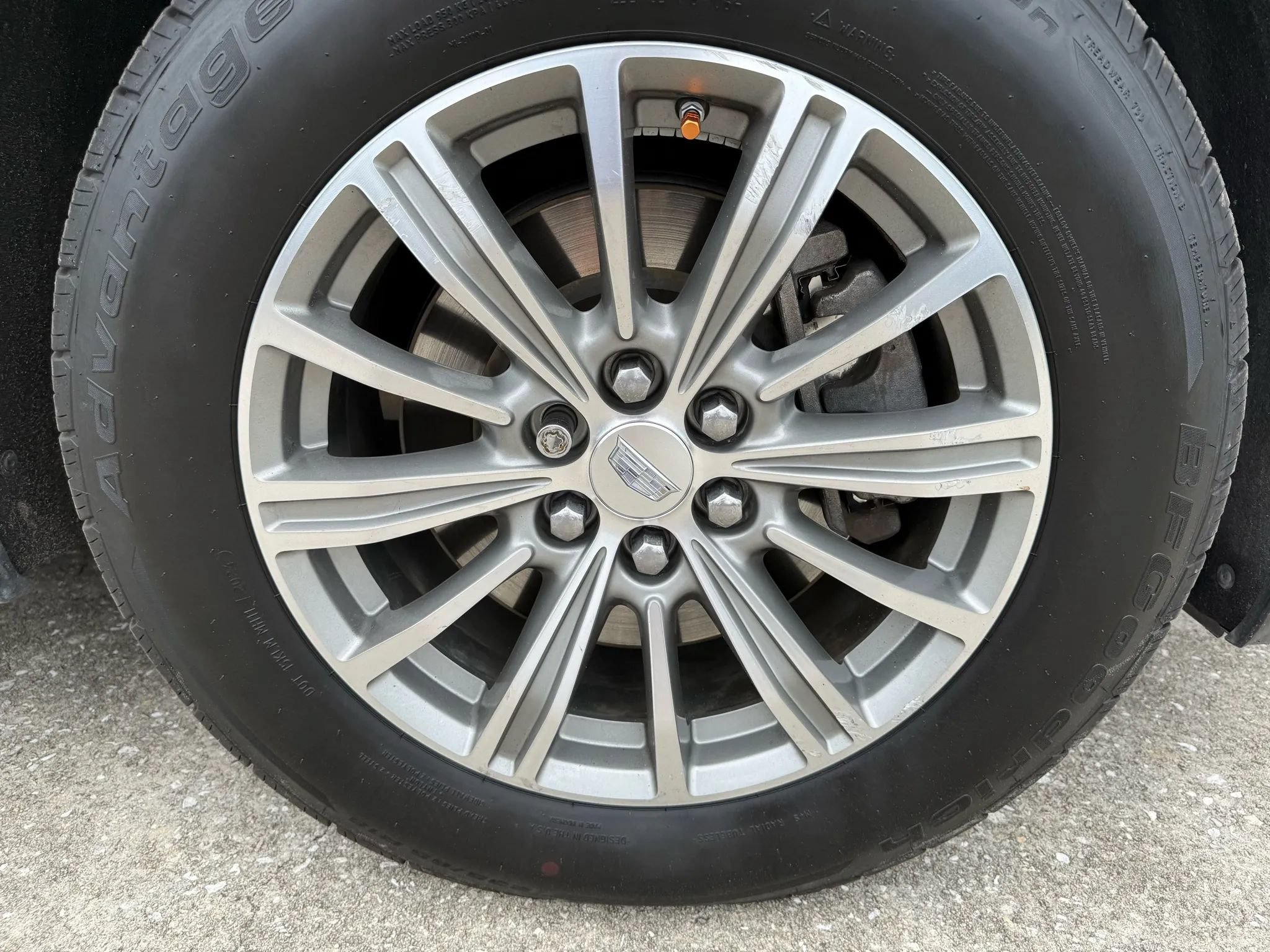 Used 2017 Cadillac XT5 Luxury w/ Driver Awareness Package FWD image 9