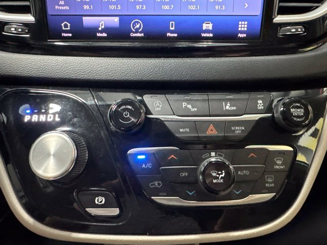 Used 2021 Chrysler Pacifica Touring-L FWD image 10
